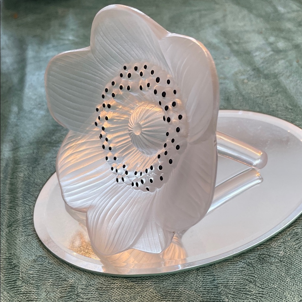 Beautiful Lalique crystal flower with mirrored tray
